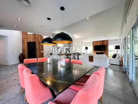 Casa en Venta con 2 cocheras