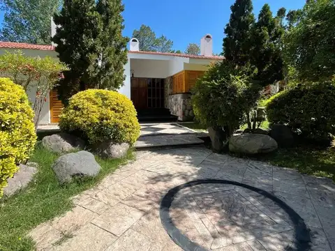 VENTA CASA DE CATEGORIA CHACRAS DE CORIA