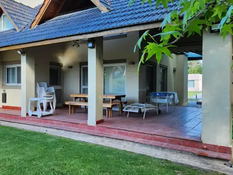 Casa 5 ambientes con 4 baños