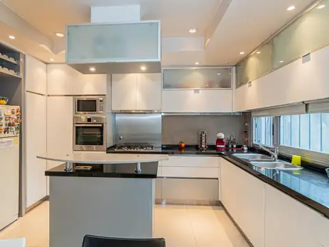 Hermosa casa  en Villa del Parque con parrilla y pileta.  Se puede entregar Amoblado.