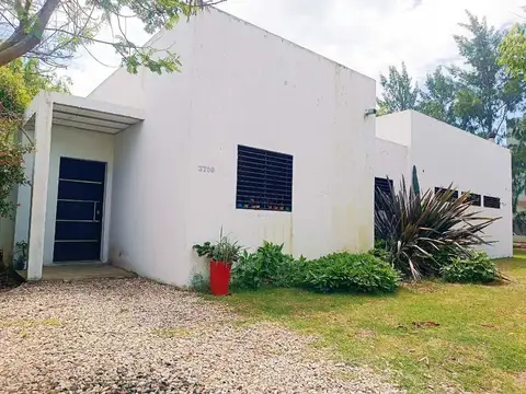 CASA 3 DORMITORIOS EN VENTA GORINA CON JARDÍN