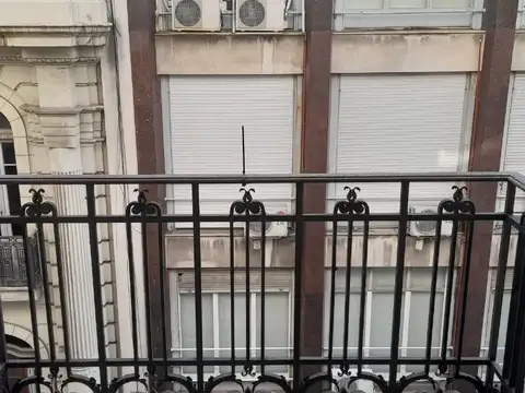 Oficina 6 ambientes con 2 baños