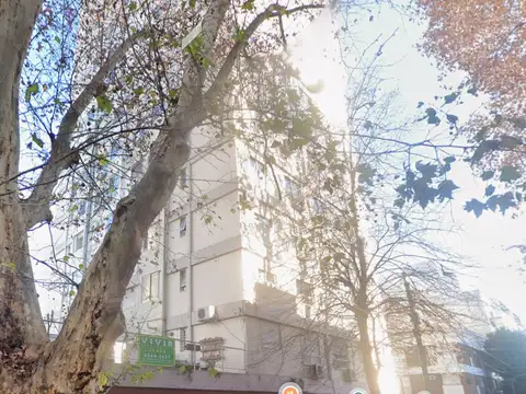 2 AMBIENTES MUY LUMINOSO  MEDIOS DE COMUNICACION BAJAS EXPENSAS FRENTE A CENTRO COMERCIAL