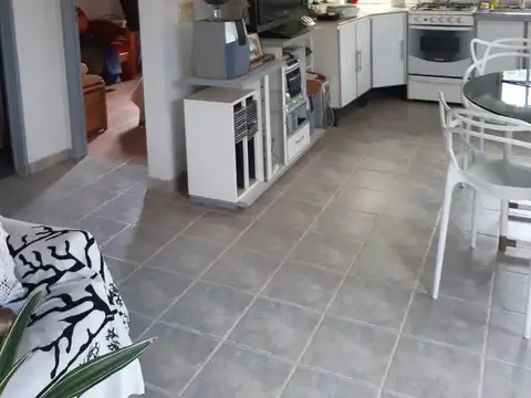 Casa 6 ambientes con 2 baños