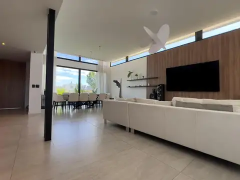 CASA EN VENTA 5 AMBIENTES PRADOS DEL OESTE