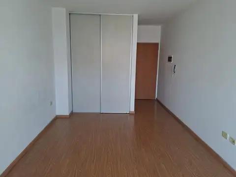 Excelente monoambiente amplio de 8,00 x 3,50 con amenyties. Balcon.