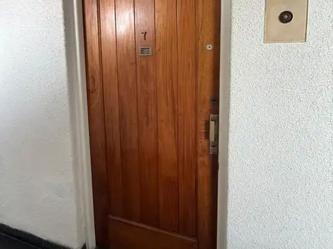 2 AMBIENTES EN BARRACAS PRIMER PISO POR ESCALERA