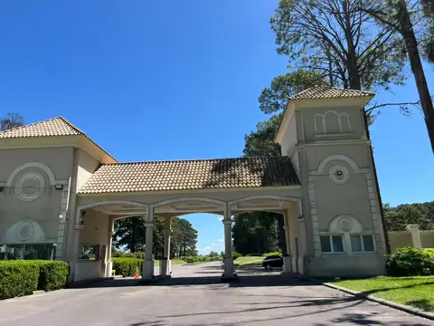 Lote de 243 m2 en Los Pinares C. Club