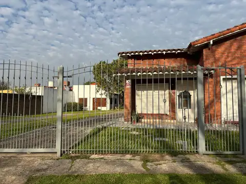 Casa sobre dos lotes estilo Chalet colonial de 3 ambientes en Hudson