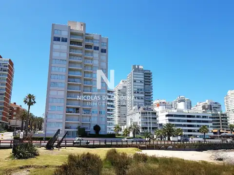 Vende Departamento de 3 dormitorios frente al puerto de Punta del Este