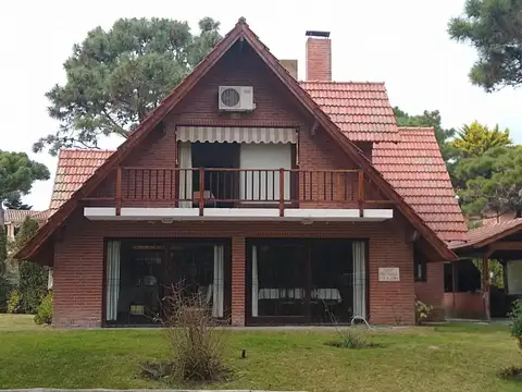 Casa en Alquiler con 1 cochera