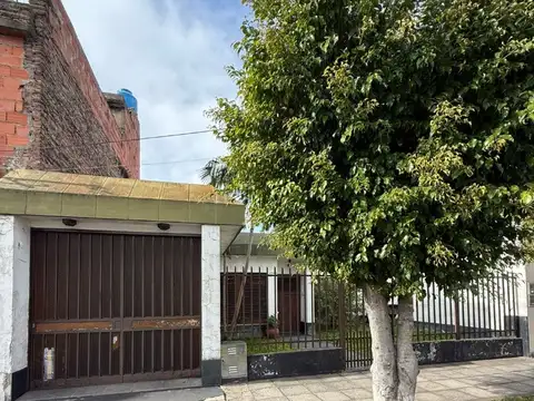 CASA DE 3 AMBIENTES, LOTE PROPIO, CON JARDIN Y QUINCHO