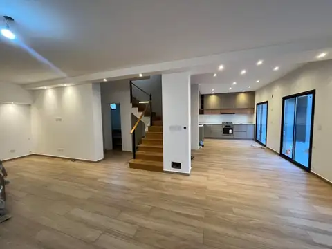 2 EXC TRIPLEX DE 4 AMB COCHERA Y JARDIN A ESTRENAN  ENTREGA APROX OCTUBRE 2026