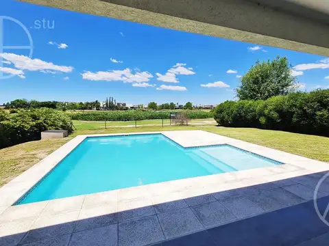 Casa 6 ambientes con 4 baños