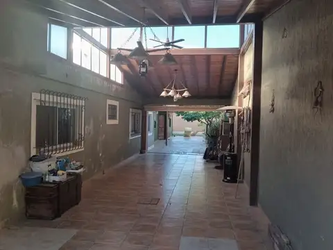 Casa 8 ambientes con 2 baños