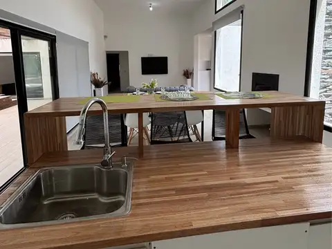 Casa 4 ambientes con 2 baños