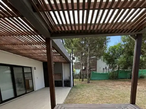 Casa 4 Ambientes a Estrenar en Pinamar con Jacuzzi – Barrio Náyades