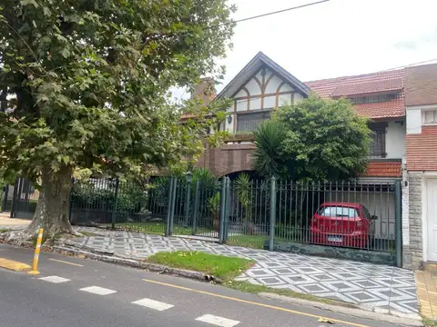 VENTA CHALET DE CATEGORIA 7 AMBIENTES CON PISCINA EN BANFIELD RESIDENCIAL