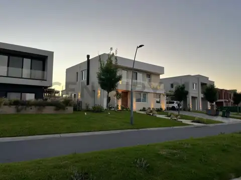 Av. de los Lagos , Piso 0