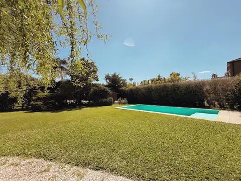 Casa en Alquiler con 2 cocheras