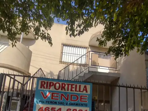 Tipo casa 3 ambientes en planta alta.