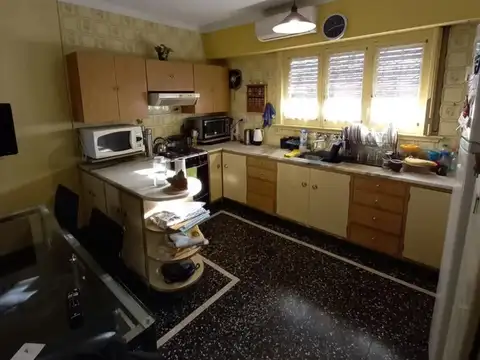 Casa 4 ambientes con 2 baños