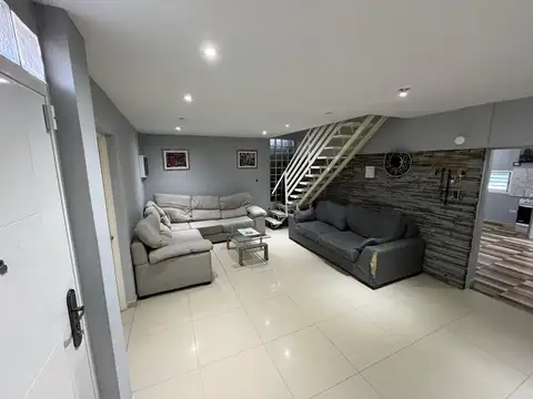 Casa 6 ambientes con 2 baños