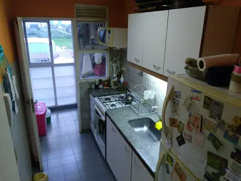 DEPARTAMENTO DE 3 AMB CON COCHERA CUBIERTA  CON VIGILANCIA Y CERCO PERIMETRAL DE REJAS.