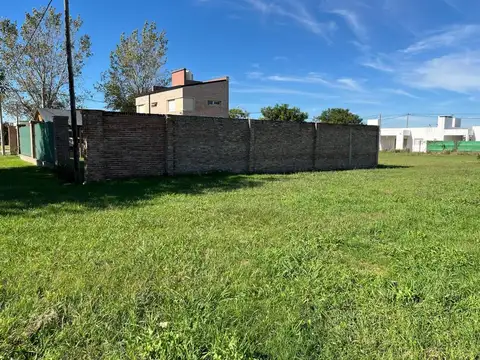 VENTA / LOTE / BARRIO EL BOSQUE / FRENTE NORTE