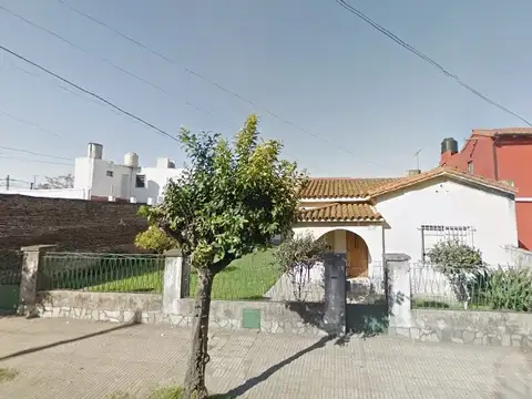 AMPLIO LOTE DE 513m2 CON 2 VIVIENDAS DE 2 DORMIT CADA UNA. PARA POSIBLE EMPRENDIMIENTO INMOBILIARIO.