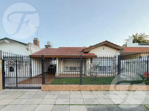 NUEVO VALOR Chalet Reciclado a Nuevo c/ Depto Independiente Quincho y Garage pasante en Castelar Sur