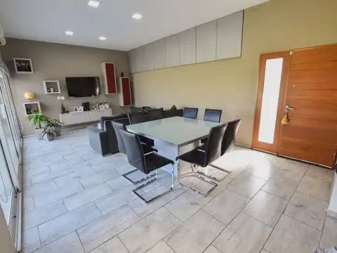 Casa en Alquiler con 1 cochera