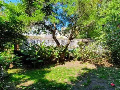 CASA DE CORTE ANTIGUO, UBICADA A METROS DE LA PLAZA BROWN Y A TAN SOLO 200 METROS DEL CENTRO COMERCIAL DE ADROGUE, EDIFICADA  EN UNA SOLA PLANTA.-