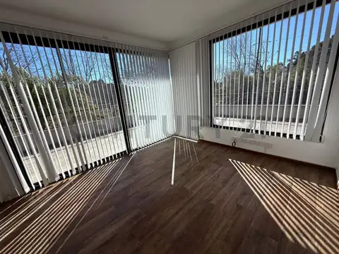 Local en alquiler de 2 oficinas en Villa Elisa