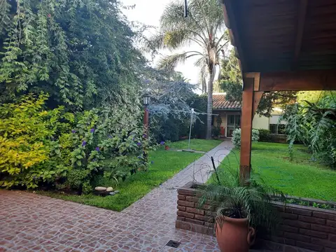 Casa en venta 5 amb./quincho y Garage JLSuarez