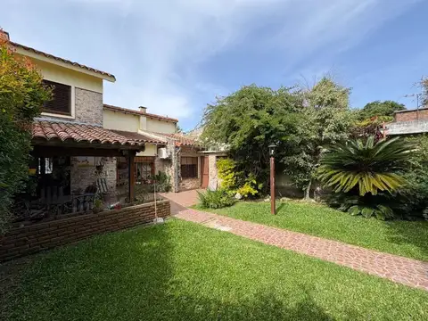 Casa en venta 5 amb./quincho y Garage JLSuarez