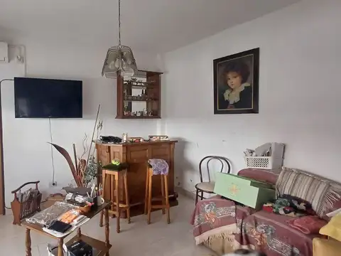 CASA EN VENTA EN SAN MARTIN CON COCHERA Y JARDIN