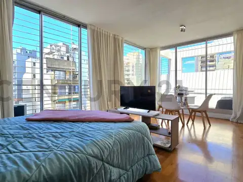 Monoambiente con balcón aterrazado y luz plena – Recoleta