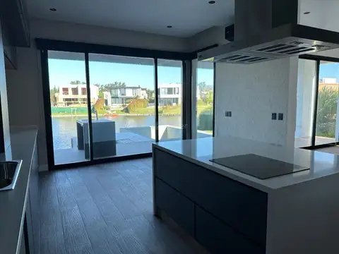 Casa en Alquiler con 2 cocheras