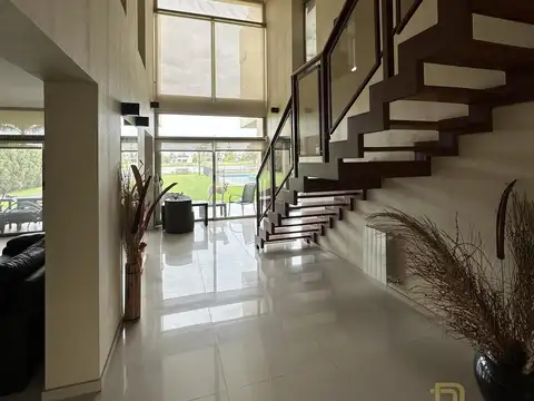 Casa en Venta con 5 cocheras