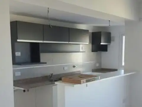 DEPTO DOS AMBIENTES CON COCHERA - FRENTE A LA ESTACION DE BANFIELD