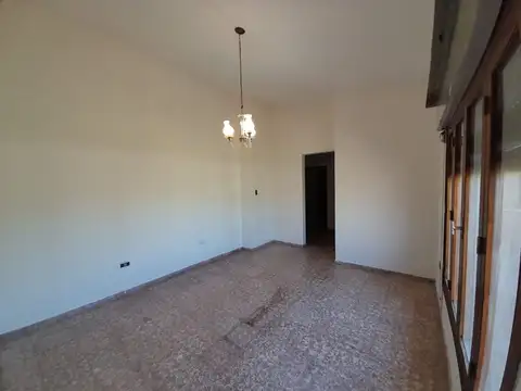 Casa 5 ambientes con 1 baño