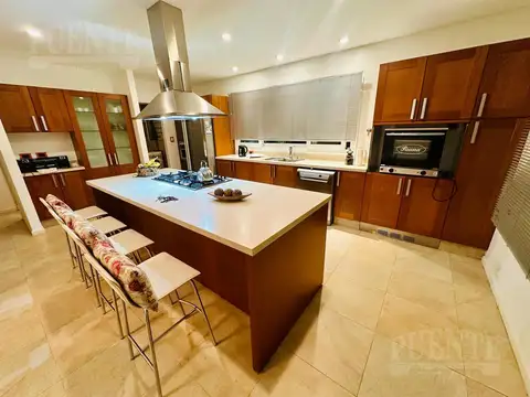 Casa en Venta con 2 cocheras