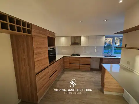 Casa 5 ambientes con 4 baños