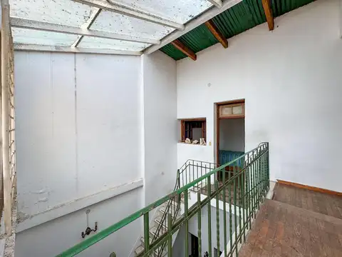 Casa 8 ambientes con 2 baños