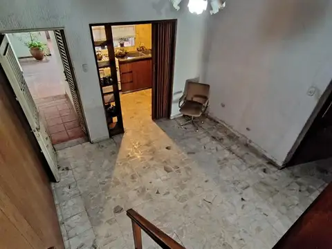 Casa 6 ambientes con 2 baños