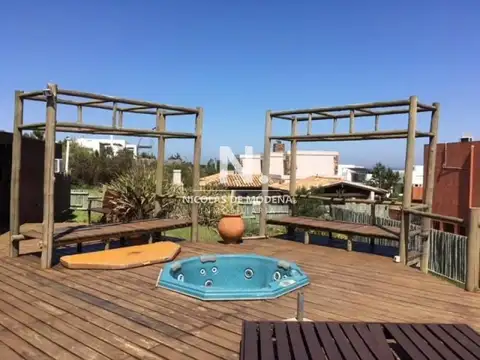 Se vende casa en Manantiales, de 3 dormitorios más dependencia. Proxima al mar y Ruta 104