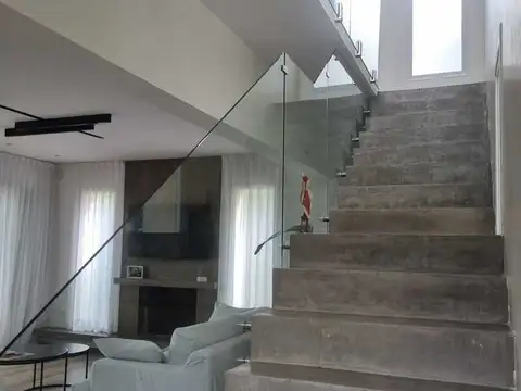 Casa 6 ambientes con 4 baños