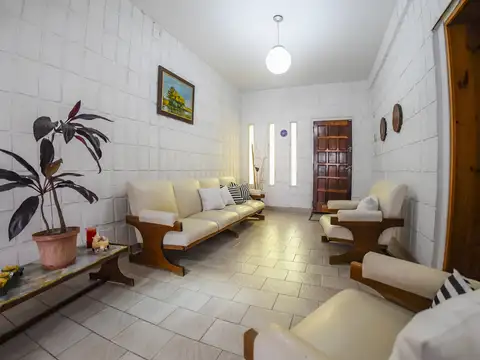 Casa 8 ambientes con 2 baños