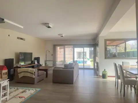 Casa 8 ambientes con 3 baños